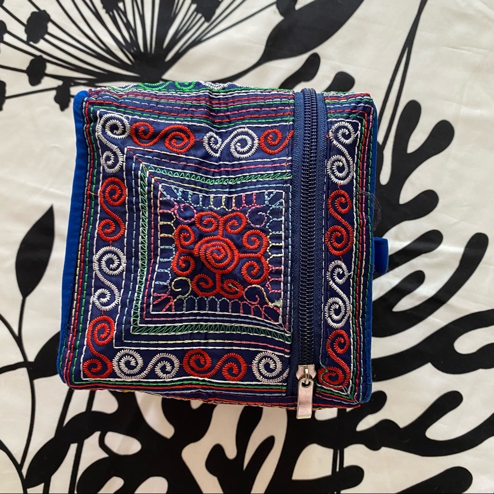 Multicolored Embroidered Small Pack - Picture 3 of 8